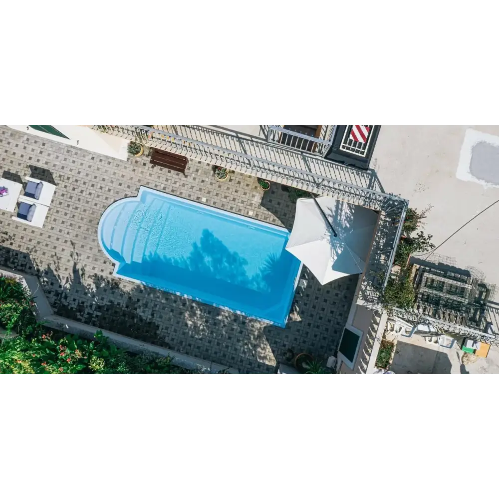 Glasfiberpool Aves 705 blå rektangulär pool med avrundad trappa